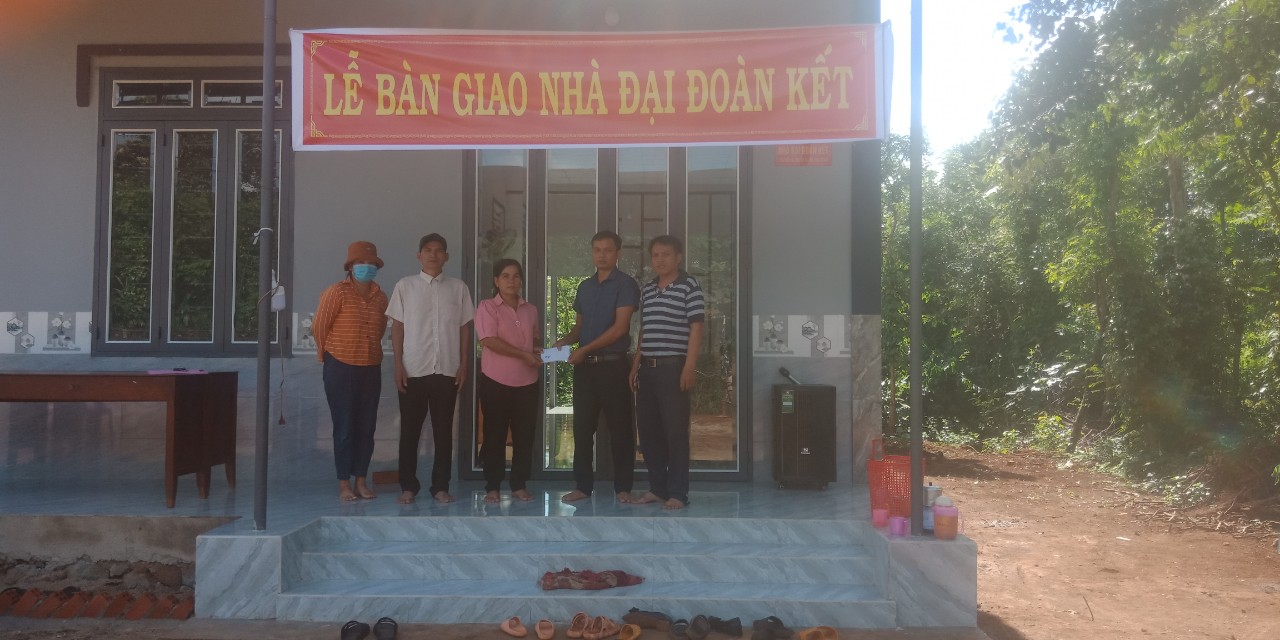 BÀN GIAO NHÀ “ĐẠI ĐOÀN KẾT” CHO GIA ĐÌNH  BÀ H NGHE ADRƠNG BUÔN EA SÚT THỊ TRẤN EA PỐK